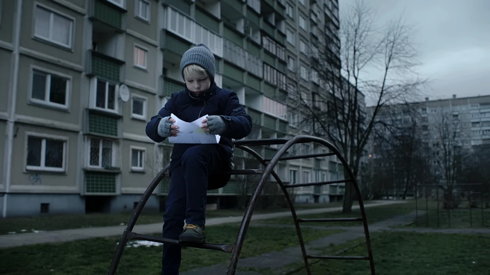 Still frame 11 from IC3PEAK — Gde Moy Dom? (2025) directed by Anastasia Kreslina, Nikolay Kostylev