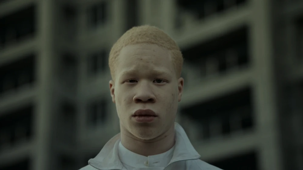 Still frame 14 from Jamie xx - Gosh (2016) directed by Romain Gavras