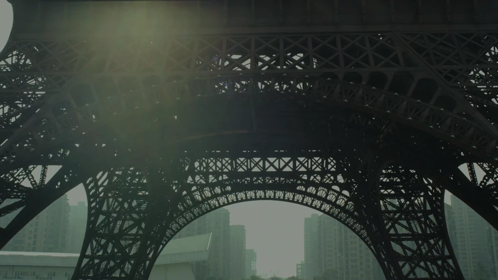 Still frame 32 from Jamie xx - Gosh (2016) directed by Romain Gavras