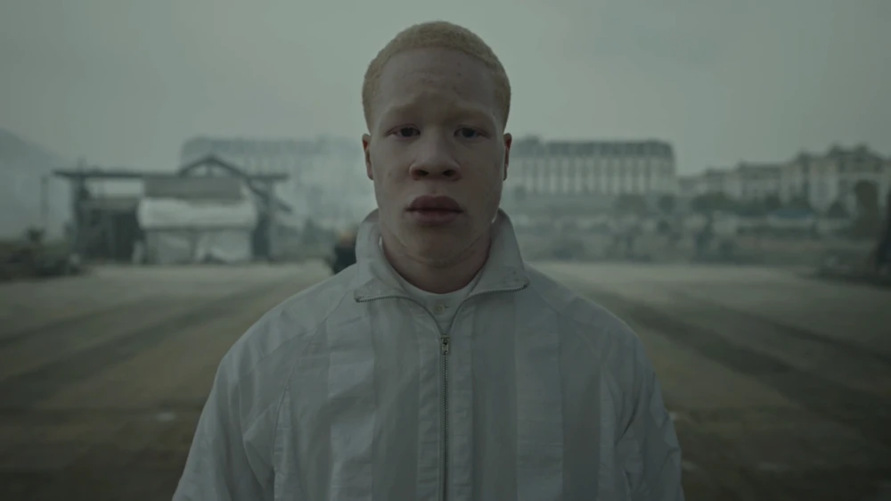 Still frame 34 from Jamie xx - Gosh (2016) directed by Romain Gavras