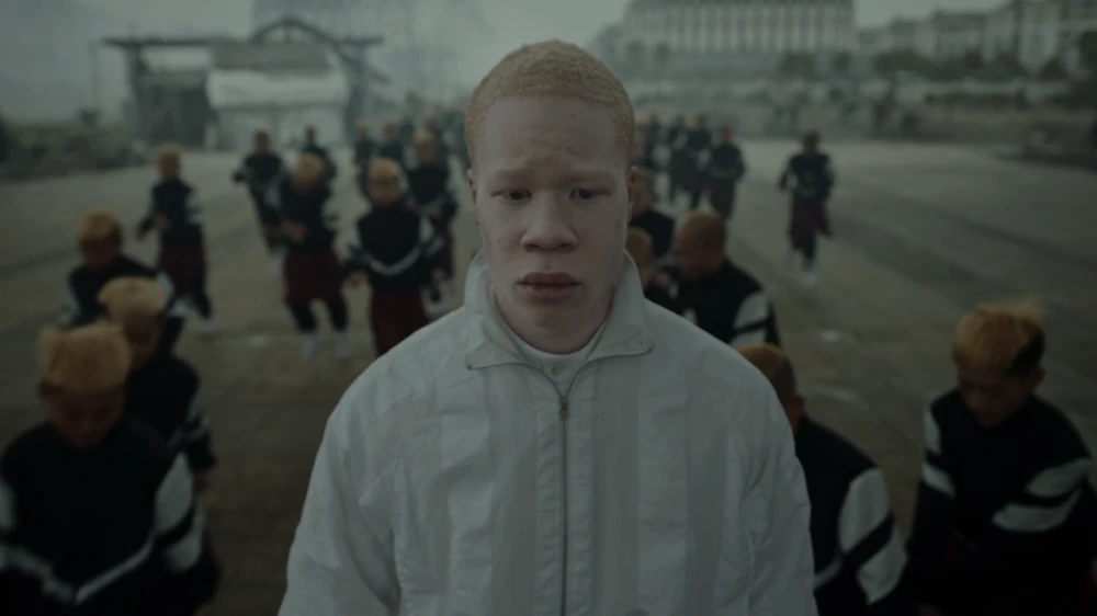 Still frame 35 from Jamie xx - Gosh (2016) directed by Romain Gavras