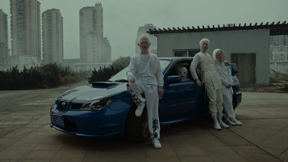 Still frame 37 from Jamie xx - Gosh (2016) directed by Romain Gavras