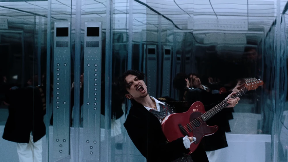 Still frame 108 from King Gnu - SPECIALZ (2023) directed by O S R I N