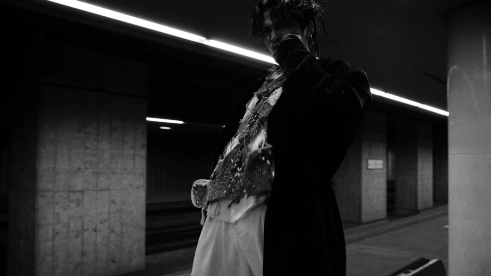 Still frame 32 from King Gnu - SPECIALZ (2023) directed by O S R I N