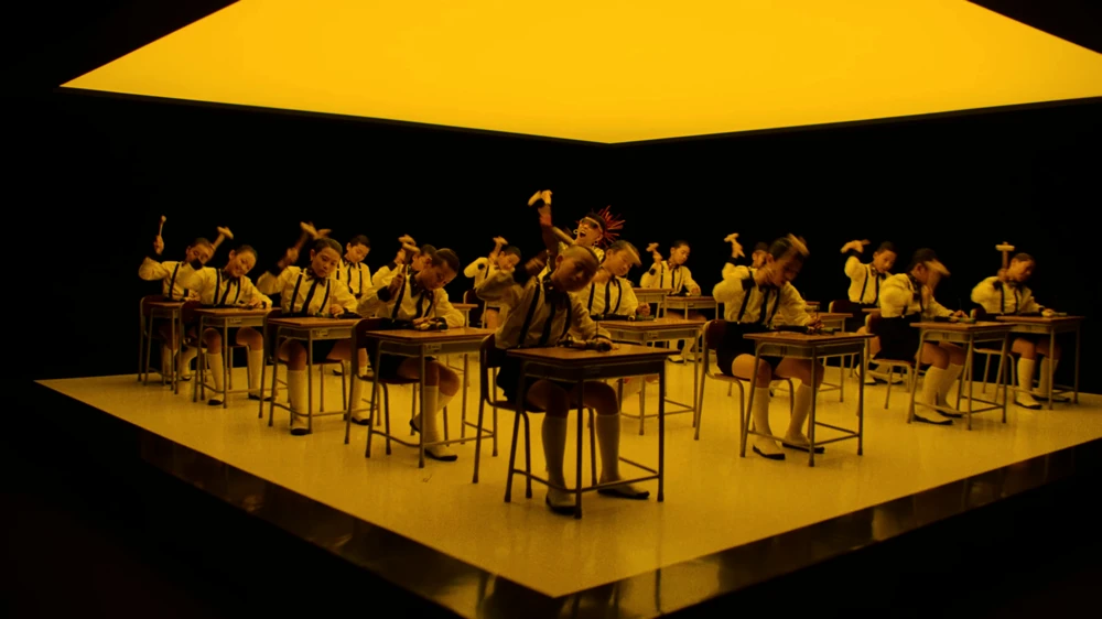 Still frame 35 from King Gnu - SPECIALZ (2023) directed by O S R I N