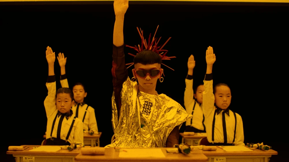 Still frame 4 from King Gnu - SPECIALZ (2023) directed by O S R I N