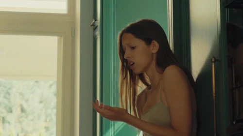 Still frame 6 from Liza Bibikova & MOISHE - NELYUBOV (2025) directed by Indy Hait, Sasha Tuz