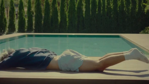 Still frame 11 from Liza Bibikova & MOISHE - NELYUBOV (2025) directed by Indy Hait, Sasha Tuz