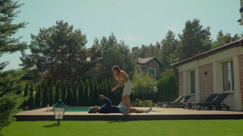 Still frame 12 from Liza Bibikova & MOISHE - NELYUBOV (2025) directed by Indy Hait, Sasha Tuz