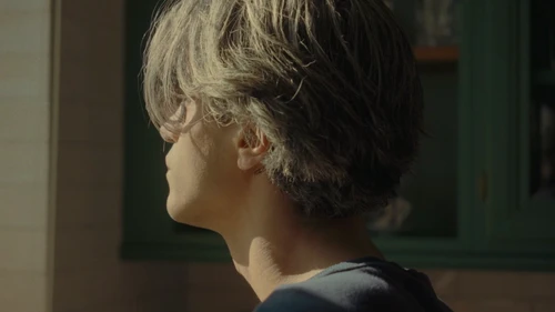 Still frame 3 from Liza Bibikova & MOISHE - NELYUBOV (2025) directed by Indy Hait, Sasha Tuz