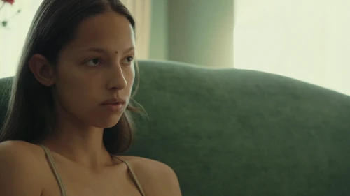 Still frame 4 from Liza Bibikova & MOISHE - NELYUBOV (2025) directed by Indy Hait, Sasha Tuz