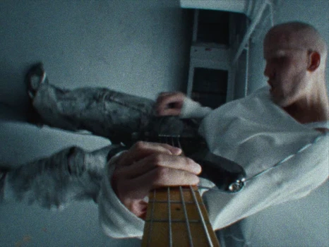 Still frame 34 from ZEP - DON'T BREAK (2026) directed by ZEP, Joachim Spruijt, Robin van Geemen 