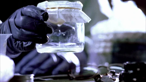 Still frame 72 from Breaking Bad Season 2 Episode 1