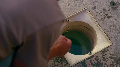 Still frame 21 from Breaking Bad Season 3 Episode 1